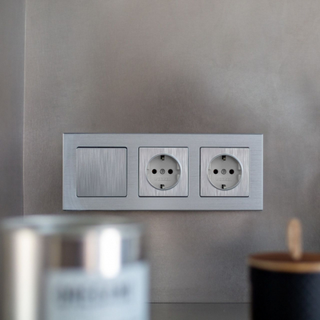 Рамка на 3 поста (алюминий) Werkel 32715