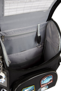 Нарушена упаковка!  <712387> Рюкзак Schoolformat BASIC ОТКРЫТЫЙ КОСМОС 13 л черн. 38х28х16 жестк. каркас 1 отд. молния держатель д/карточек, брелок, д/мальчиков РЮКЖК-ОК (247703)