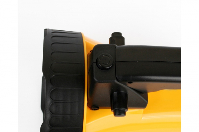 Ручной светодиодный прожекторный фонарь на аккумуляторе. Дистанция освещения - 30м. Camelion 188911 (10469)