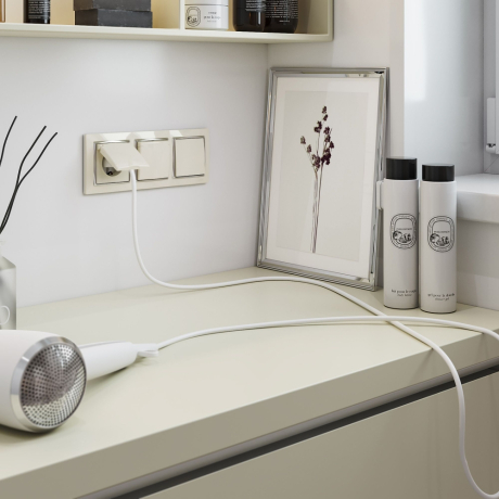 Розетка влагозащищенная с заземлением и со шторкой, без рамки с крышкой Werkel слоновая кость W1171203