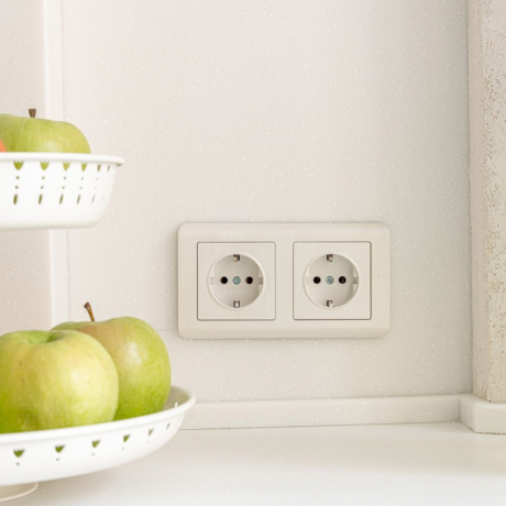 Розетка с заземлением и шторками (перламутровый рифленый) Werkel 133874