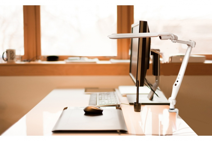 Настольная лампа на струбцине с сенсором Camelion KD-830 C01 белый 14014 