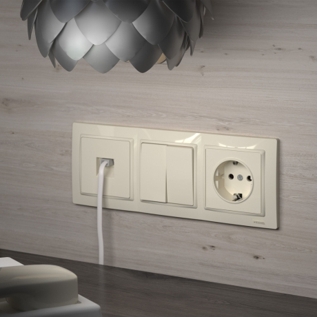 Розетка влагозащищенная с заземлением, без рамки Werkel слоновая кость W1171103