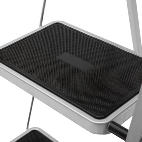 Стремянка стальная КЛАСС ПЛЮС, 2 ШИРОКИЕ СТУПЕНИ 20х30 см, верхняя площадка 45 см, до 120 кг, 123302 (605742)