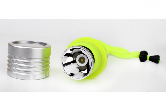 Фонарь для дайвинга на батарейках. Дистанция освещения - 20м в прозрачной воде, 10м - в воде пониженной прозрачности, 40м - на открытом воздухе. Camelion 188989