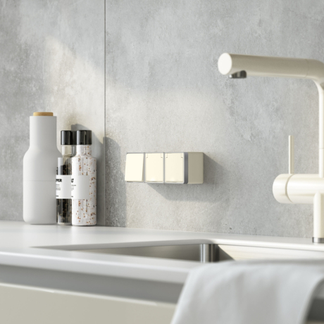 Розетка влагозащ. с зазем. с защит. крышкой и шторками Gallant (слоновая кость) Werkel 94410