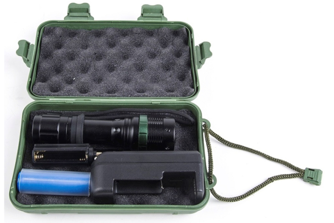 Ручной светодиодный фонарь на аккумуляторе или батарейках. Линза для фокусировки. 3 режима работы. Дальность 100м. Ultraflash 188951 12187