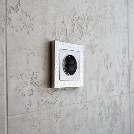 Розетка с заземлением (cеребряный рифленый) Werkel 90625